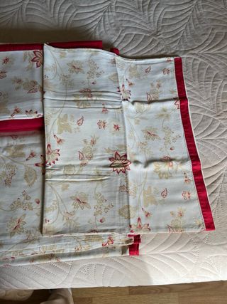 Juego de sábanas beige y rojo