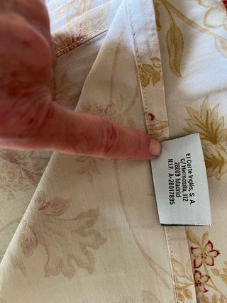 Juego de sábanas beige y rojo