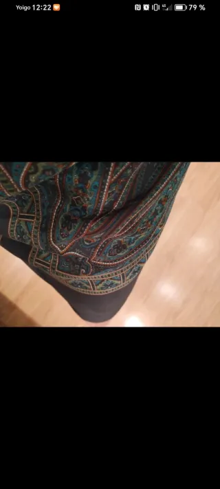 Vestido marrón con detalles dorados