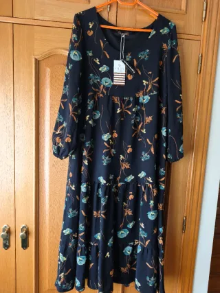 Vestido midi AKEVI T40 floral negro nuevo.