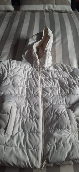 Abrigo blanco acolchado con forro polar