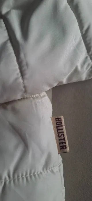 Abrigo blanco acolchado con forro polar