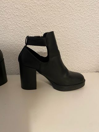 Botines tacón negros con hebilla