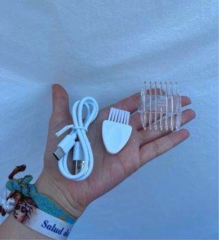 Maquinilla de afeitar rosa y dorada