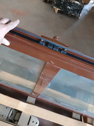 Puerta de cristal marrón