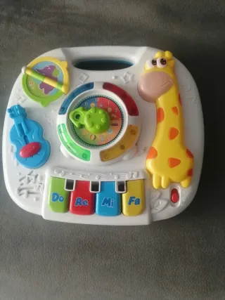 Juguete musical infantil con jirafa y piano