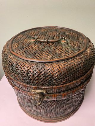Caja mimbre-madera con herrajes metálicos