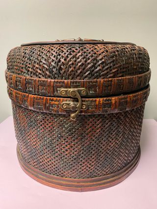 Caja mimbre-madera con herrajes metálicos