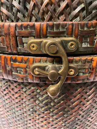 Caja mimbre-madera con herrajes metálicos