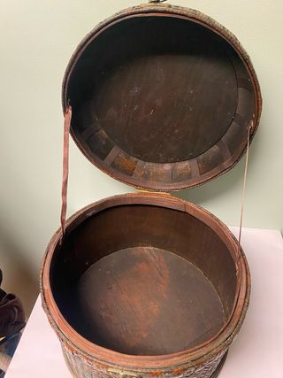 Caja mimbre-madera con herrajes metálicos