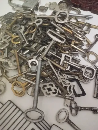 Lote +100 llaves y candados antiguos