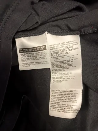 Camiseta Levi's Negra Logo Rojo