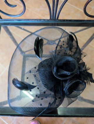 Tocado negro con plumas