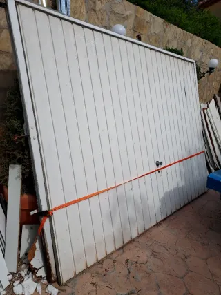 Puerta d garaje con basculante manual . MEDIDAS  :