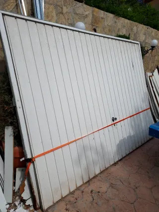 Puerta d garaje con basculante manual . MEDIDAS  :