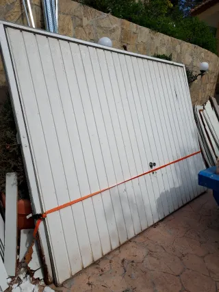 Puerta d garaje con basculante manual . MEDIDAS  :