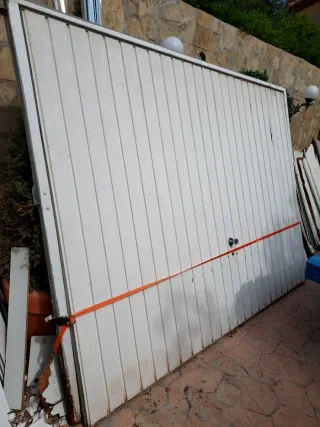 Puerta d garaje con basculante manual . MEDIDAS  :