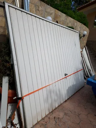 Puerta d garaje con basculante manual . MEDIDAS  :