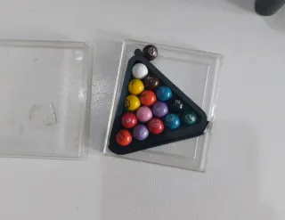 Mini biliardino da tavolo con stecche e palline.