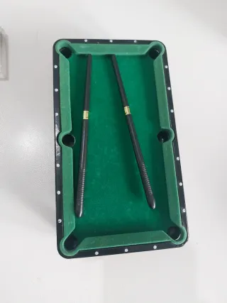 Mini biliardino da tavolo con stecche e palline.