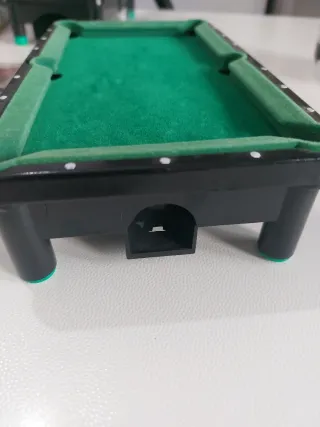 Mini biliardino da tavolo con stecche e palline.