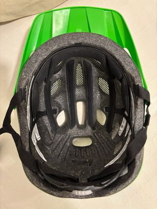 Casco Giro Verde con Visera. Talla S-M (50-57cm)