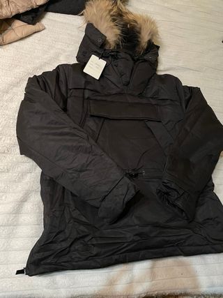 Chaqueta negra con capucha y pelo