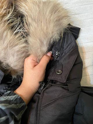 Chaqueta negra con capucha y pelo