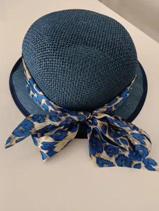 Sombrero de mujer azul con lazo estampado
