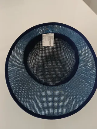 Sombrero de mujer azul con lazo estampado