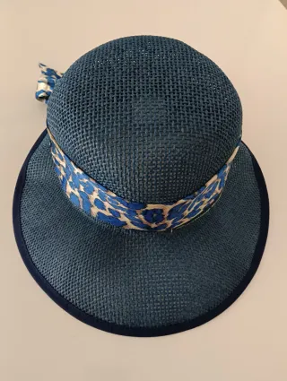 Sombrero de mujer azul con lazo estampado