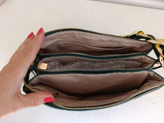 Bolso de mano verde con cadena dorada