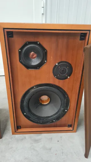Altavoces antiguos madera