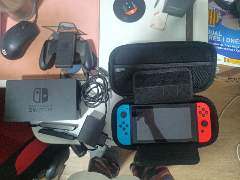 Nintendo Switch + Sandisk 128GB y extras