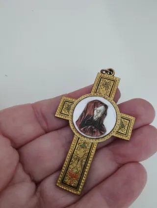 Colgante cruz relieve