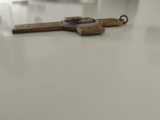 Colgante cruz relieve