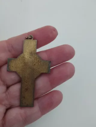 Colgante cruz relieve