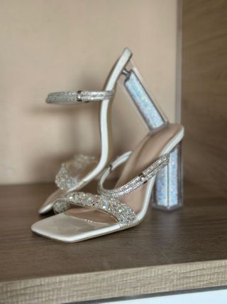 Tacones blancos pedrería tacón transparente