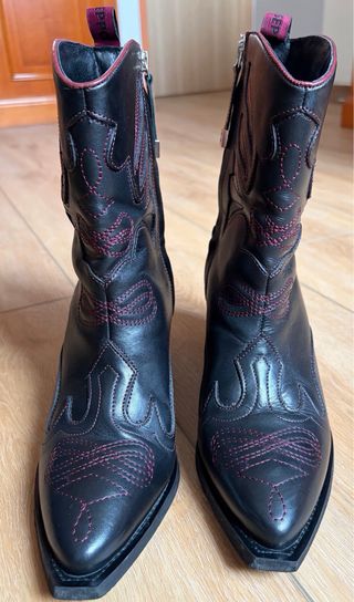 Botines Gioseppo negros con tacón rojo