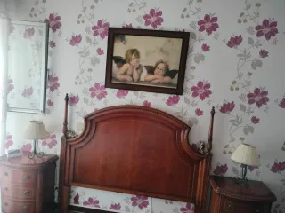 Dormitorio completo con lamparas, espejo y banco