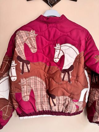 Chaqueta bomber acolchada con estampado de caballo