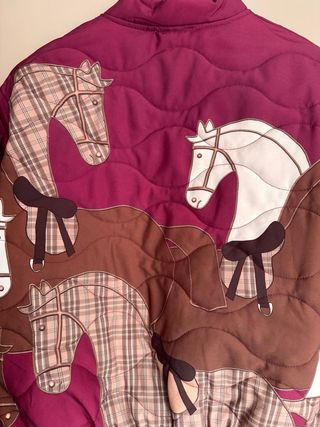 Chaqueta bomber acolchada con estampado de caballo