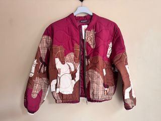 Chaqueta bomber acolchada con estampado de caballo