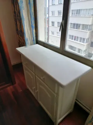 Cómoda de madera blanca con cajones