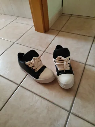 Scarpe sneakers nere e bianche