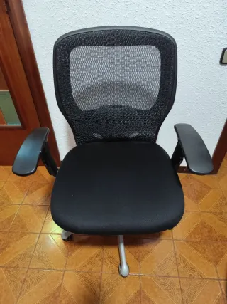Silla de oficina ergonómica negra
