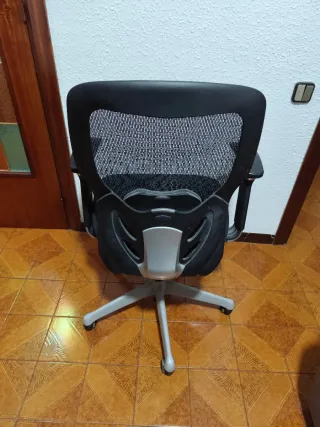 Silla de oficina ergonómica negra
