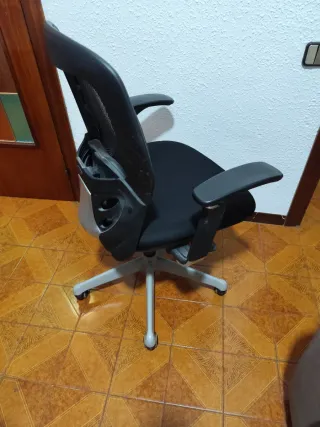 Silla de oficina ergonómica negra