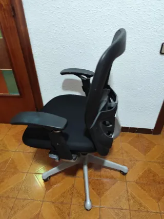 Silla de oficina ergonómica negra