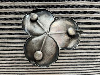 Candelabro antiguo de plata con diseño floral